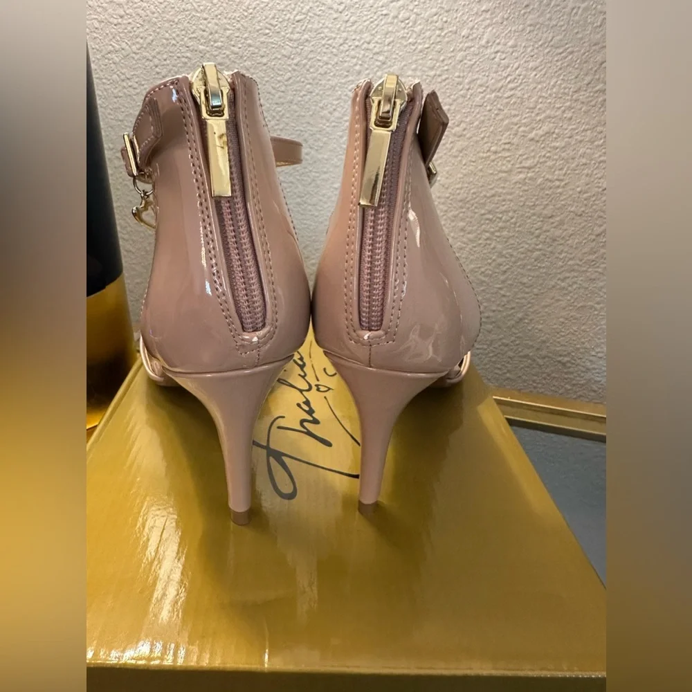 New THALIA SODI Vanessa Womens Nude Faux Patent Leather Charm Stilettos Size 7 - Picture 3 of 4